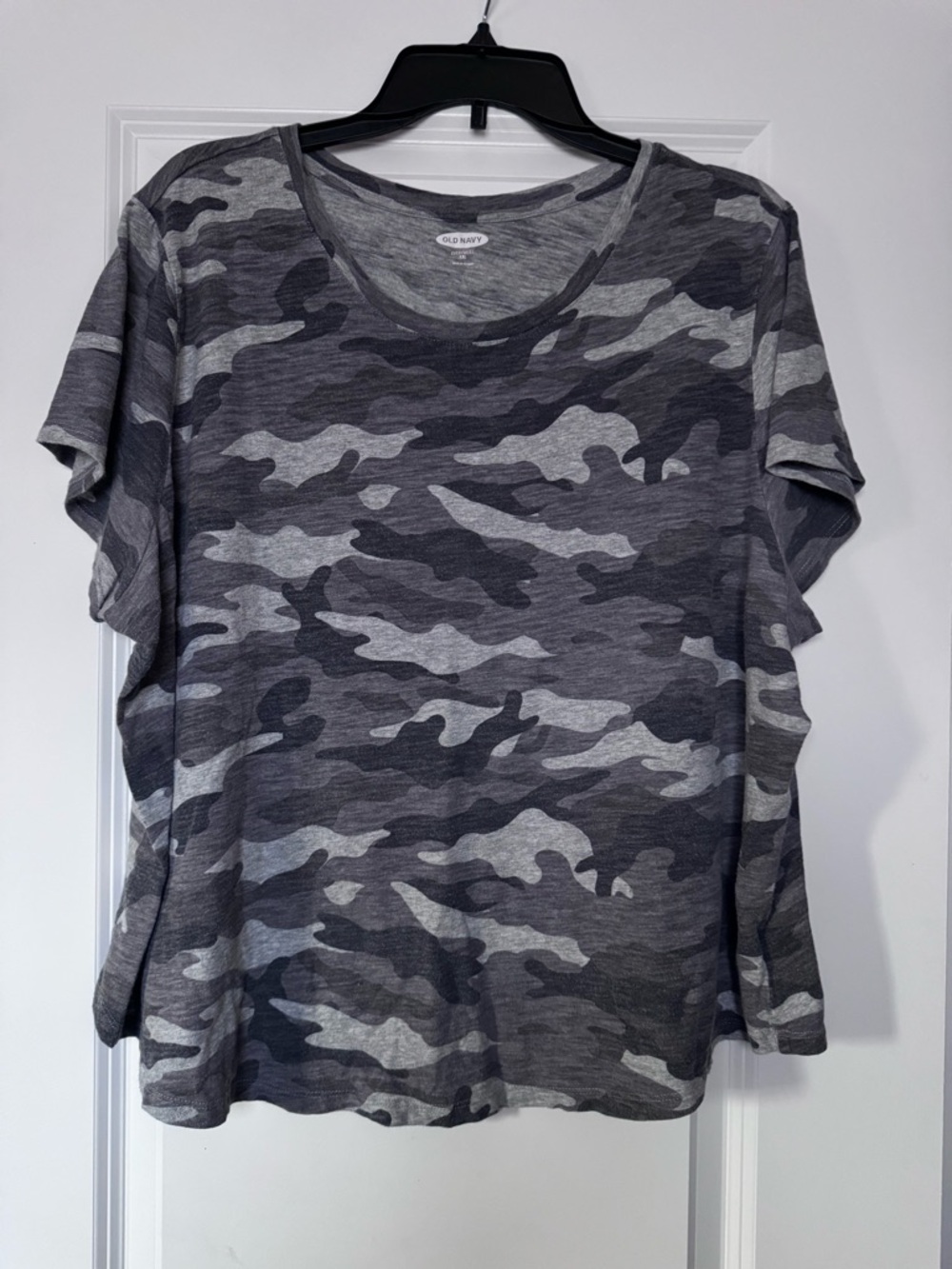 Old Navy Black and Gray Camo Short Sleeve Tee